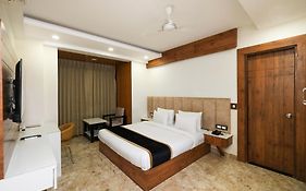 Fabhotel Golf Inn - Business-Friendly Stay Near Golf Course Road, Cyberhub & Metro